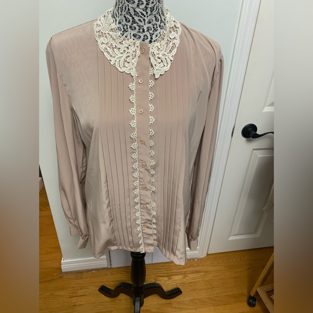 Women’s vintage tan long sleeve blouse